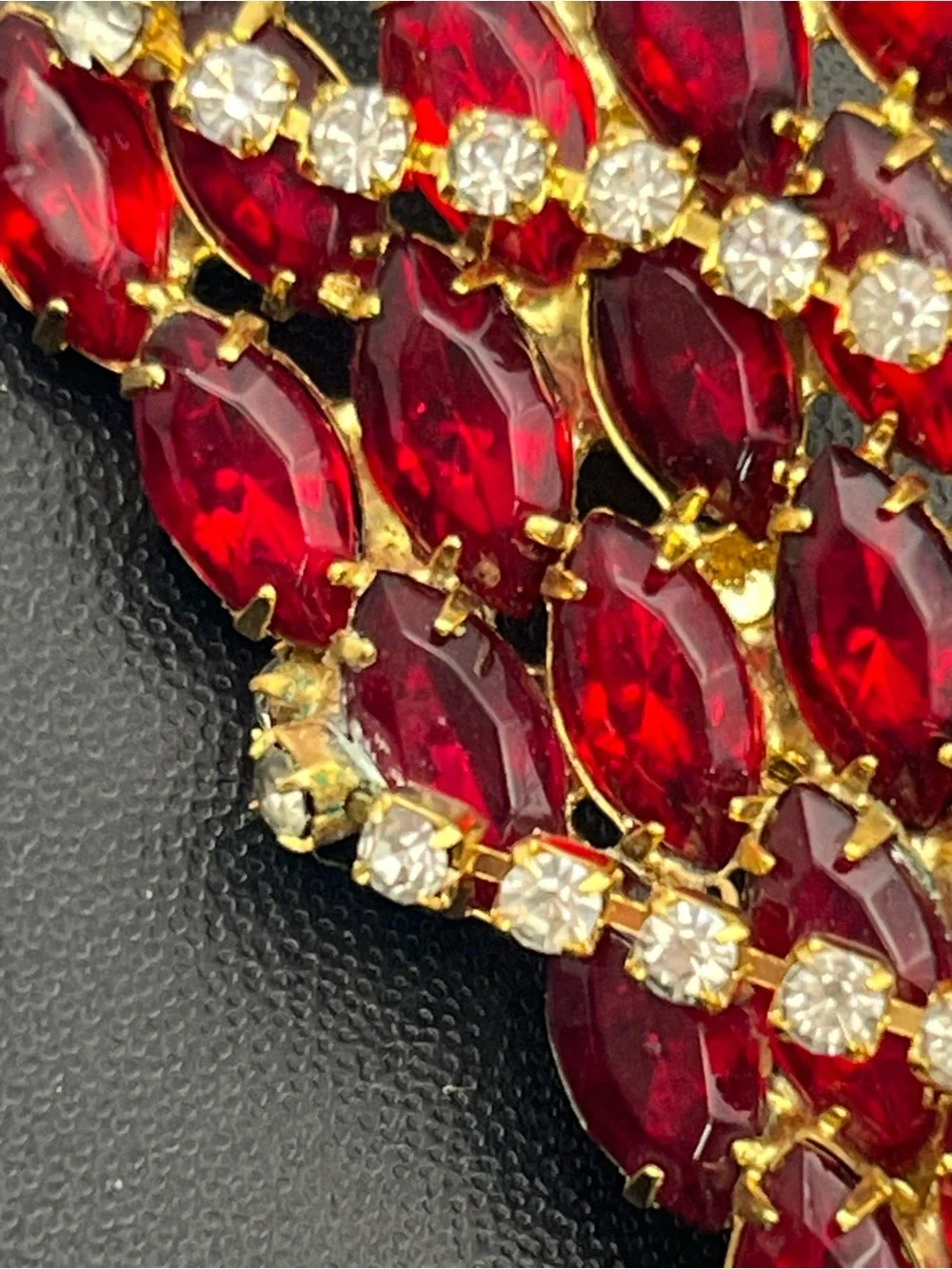 Christmas tree holiday red marquis shaped rhinestone gold tone brooch pin star